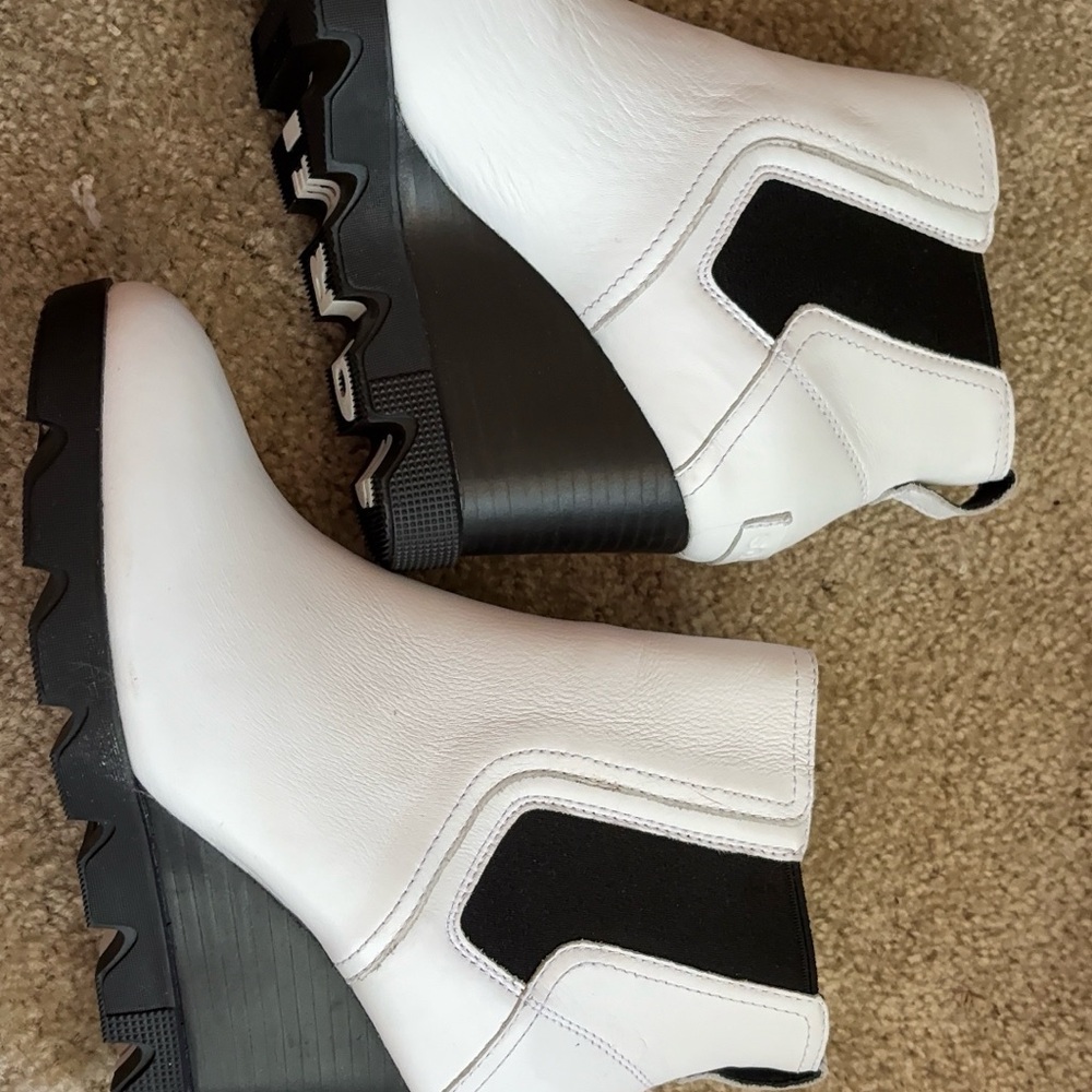 Sorel White and Black Ankle Boots